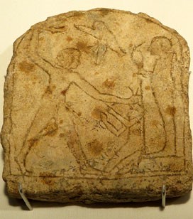 Estela amb un fara&oacute; colpejant un enemic. Pedra calc&agrave;ria. Dinastia XVIII, Ca. 1550-1295 aC. Memfis