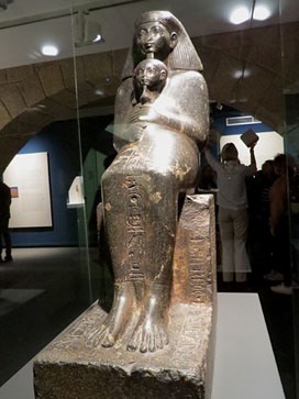 Est&agrave;tua del funcionari de la cort Senenmut amb la princesa Neferure. Granodiorita. Dinastia XVIII, regnat de Hatshepsut, Ca. 1472-1458 aC. Karnak, Tebes