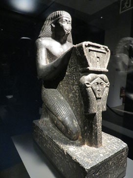 Est&agrave;tua del visir Nespakashuti. Granit. Dinastia XXVI, regnat de Psamm&egrave;tic I, Ca. 664-610 aC. Probablement de Tebes