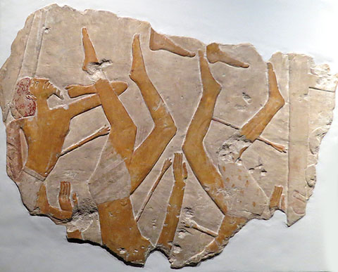 Fragment de relleu d'una escena de batalla. Pedra calc&agrave;ria. Dinastia XI, regnat de Mentuhotep II, Ca. 2055-2004 aC. Temple de Mentuhotep II, Deir el-Bahari, Tebes