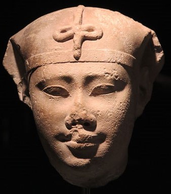 Cap d'un fara&oacute; ptolemaic. Pedra calc&agrave;ria. Dinastia Ptolemaica, Ca. 305-30 aC