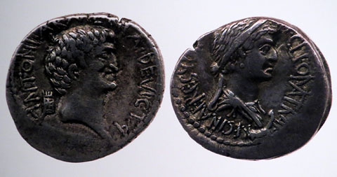 Moneda de plata que mostra, en una cara, Marc Antoni, rom&agrave;, i a l'altra, Cle&ograve;patra VII, grega. Es encunyar just abans de la dominaci&oacute; romana d'Egipte, quan els grecs encara eren al poder