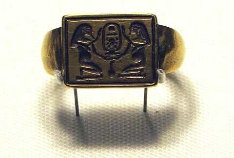 Segell en forma d'anell amb el nom del fara&oacute; Amenhotep II. Or. Dinastia XVIII, regnat d'Amenhotep II, Ca. 1427-1400 aC