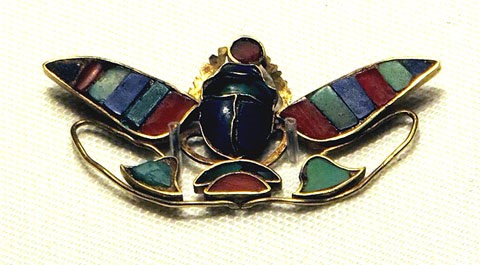 Ornament d'un escarabeu alat que subjecta un disc solar. Electre, lapisl&agrave;tzuli, cornalina i feldespat. Dinastia XII, regnat de Senuseret II, Ca. 1880-1874 aC