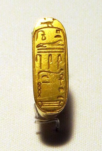Anell amb el nom d'un fara&oacute; ptolemaic. Or. Dinastia Ptolemaica, Ca. 305-30 aC