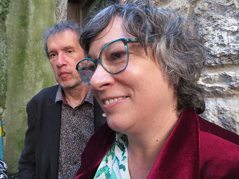 L'artista Alexandra Gen&iacute;s i l�escriptor Joan-Llu&iacute;s Llu&iacute;s durant la inauguraci&oacute;