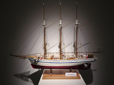 'Santa Eul&agrave;lia'. Constru&iuml;t el 1918 a Torrevella i botat amb el nom de Carmen Flores, despr&eacute;s de diverses modificacions, el Museu Mar&iacute;tim de Barcelona el va adquirir i retornar l'aspecte original. Actualment &eacute;s un vaixell ins&iacute;gnia del MMB. Modelista: Ramon Colomer