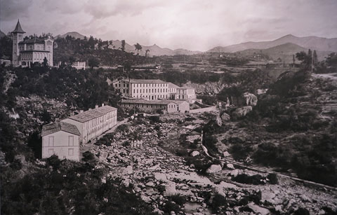 La Col&ograve;nia Dussol, al peu del riu Brugent. A l'esquerra, la Torre dels Til&middot;lers. Les Planes d'Hostoles. 1911-1944