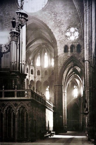 Interior de la Catedral. En primer terme el cor i l'orgue. Girona. 1911-1920