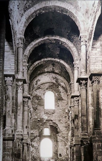 Interior de la nau central de l'església del monestir de Sant Pere de Rodes, El Port de la Selva. 1915-1935