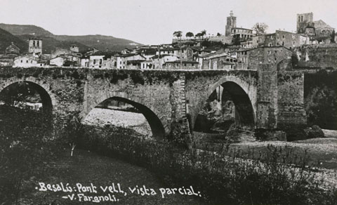 Vista de Besalú amb el pont Vell i el riu Fluvià en primer terme. 1911-1936