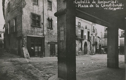 Vista parcial de la plaça de la Constitució de Castelló d'Empúries. 1911-1936
