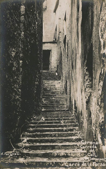 El carrer de Sant Llorenç era un carreró tancat pels dos extrems en temps de Valentí Fargnoli. Ell mateix sabia que fotografiava el call jueu, com demostra l'anotació que va fer sobre la imatge. 1920-1940