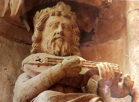 Personatge tocant la c&iacute;tola