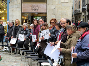 Flash mob en suport a Julian Assange a la pla&ccedil;a del Vi