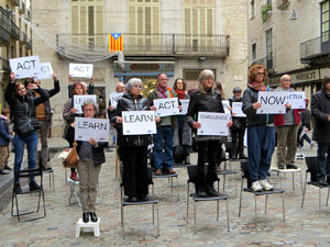 Flash mob en suport a Julian Assange a la pla&ccedil;a del Vi