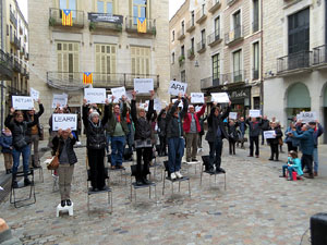 Flash mob en suport a Julian Assange a la pla&ccedil;a del Vi
