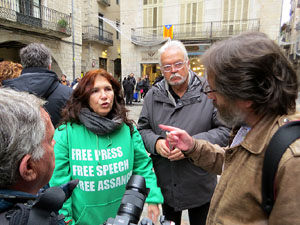 Flash mob en suport a Julian Assange a la pla&ccedil;a del Vi