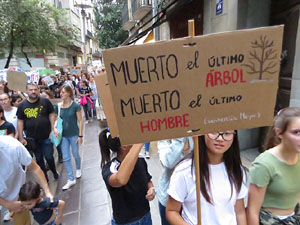 Manifestaci&oacute; contra el canvi clim&agrave;tic organitzada per Fridays for Future i Revoluci&oacute; o Extinci&oacute;