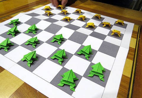 Joc de dames amb fitxes fetes amb la tècnica de l'Origami