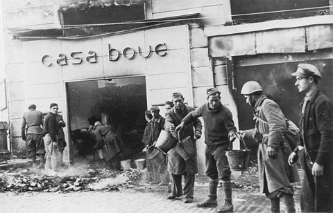Soldats de les tropes franquistes apagant un incendi a la Casa Boué el dia de la seva entrada a la ciutat, el 4 de febrer de 1939. Aquest va ser un dels edificis que s'incendiaren durant la retirada de l'exèrcit republicà