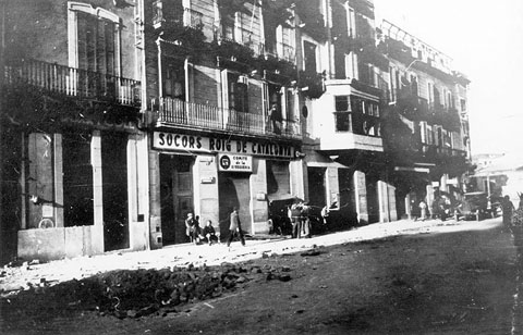 Destrosses a la plaça del Marquès de Camps, ocasionades probablement pels bombardejos dels dies precedents a lentrada de lexèrcit franquista. Ca. 6 de febrer de 1939