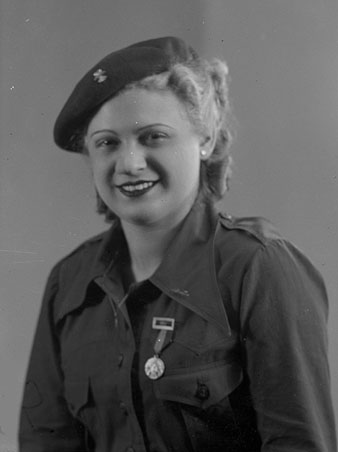 Maria Sadurní amb l'uniforme de la secció femenina de la Falange. 1939