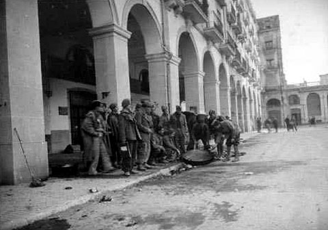 Soldats del Cos de l'Exèrcit de Navarra preparent el ranxo a la plaça de la Independència. Febrer de 1939