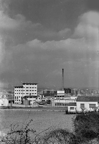 Vista de la f&agrave;brica de les Ind&uacute;stries Qu&iacute;miques i Tart&agrave;riques, coneguda popularment com els Qu&iacute;mics, a la zona de Palau-sacosta. 1979