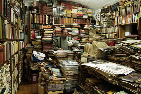 Joan Cortés a l'interior del Portal del Col·leccionista. 2006