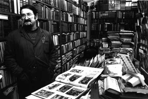 Joan Cortés a l'interior del Portal del Col·leccionista. 1997