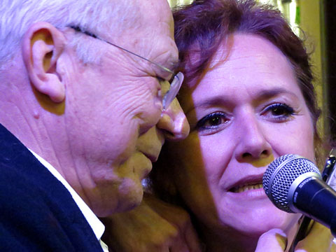 Mariona F&agrave;bregas i Llu&iacute;s Valent&iacute; conversen telef&ograve;nicament amb Carme Padrosa, qui va ser secret&agrave;ria de Xavier Cugat