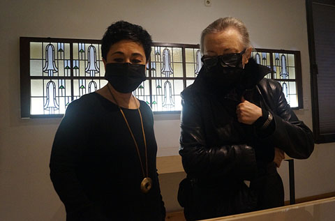 Sílvia Planas, directora del Museu i l'artista Roser Oliveras, contemplant una peça de l'exposició