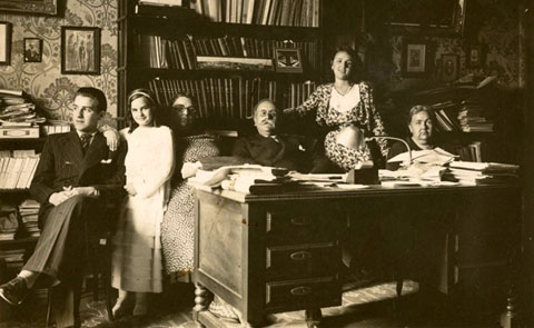 Família de Carles Rahola i Llorens: els seus fills, Ferran i Carolina, la seva muller Rosa Auguet, la seva filla Maria i la seva germana Petra Rahola