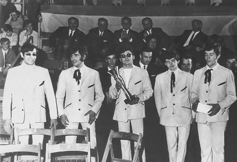 Los 5 Diablos reben el premi al millor grup catal&agrave; de rock. Al centre de la fotografia, en segon terme, entre Max Var&eacute;s i Teo Arias, en Llu&iacute;s Llach, fan destacat del grup