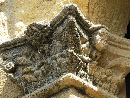 Relleu. Detall d'una finestra d'una casa