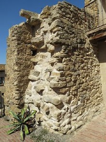 Muralla recuperada a la zona de l'antic transformador