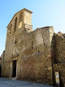 Fa&ccedil;ana de l'esgl&eacute;sia rom&agrave;nica de Sant Pere, del segle XI, amb modificacions els segles XVI i XVIII