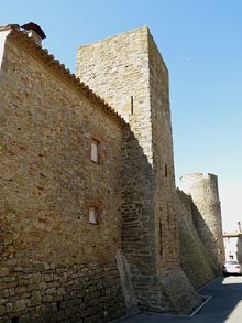 Muralles i torres de secci&oacute; quadrada