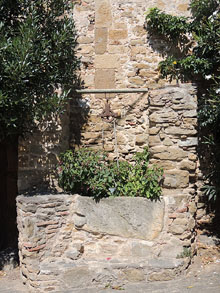 Pou. Nucli hist&ograve;ric d'Ullastret