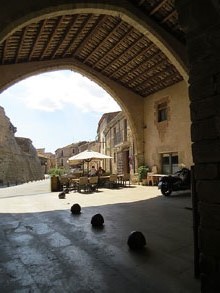 Vista de la muralla des de l'arcada de la Llotja