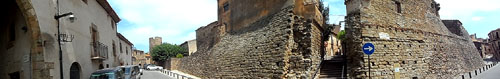 Panor&agrave;mica de les muralles i la llotja d'Ullastret