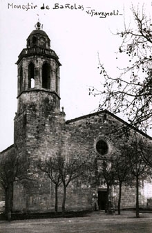 Monestir de Sant Esteve de Banyoles. Vista de la façana i del campanar. 1911-1936