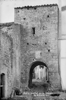 Portal de la plaça de Bàscara. 1911-1944