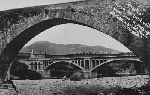 El riu Fluvià al seu pas per Besalú. En primer terme, l'arc del pont vell i en segon terme, el del pont Nou. Al fons, la muntanya del Santuari del Mont. 1911-1936