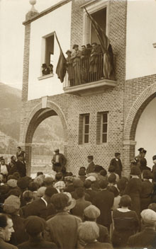 Visita del conseller primer i president del Consell Executiu de Catalunya, Joan Casanovas, amb motiu de la inauguració de les escoles municipals de Besalú. 1934
