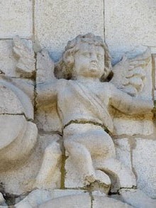 &Agrave;ngel. Detall del front&oacute; decoratiu de la fa&ccedil;ana de l'esgl&eacute;sia de Sant Andreu