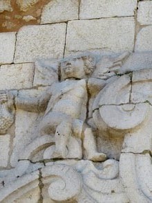 Àngel. Detall del frontó decoratiu de la façana de l'església de Sant Andreu