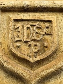 Detall de la base de la creu g&ograve;tica de terme