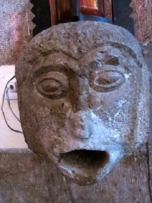 Element antropom&ograve;rfic a l'altar de l'esgl&eacute;sia de Sant Andreu